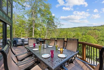 Elegant Escape with Hot Tub, Game Lounge & Theater - Massanutten, Virginia