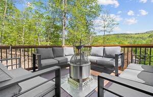 Elegant Escape with Hot Tub, Game Lounge & Theater - Massanutten, Virginia