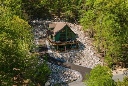Elegant Escape with Hot Tub, Game Lounge & Theater - Massanutten, Virginia