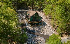 Elegant Escape with Hot Tub, Game Lounge & Theater - Massanutten, Virginia