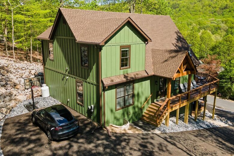 Elegant Escape with Hot Tub, Game Lounge & Theater - Massanutten, Virginia