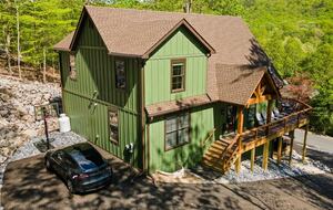 Elegant Escape with Hot Tub, Game Lounge & Theater - Massanutten, Virginia