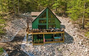 Elegant Escape with Hot Tub, Game Lounge & Theater - Massanutten, Virginia