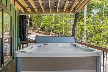 Elegant Escape with Hot Tub, Game Lounge & Theater - Massanutten, Virginia