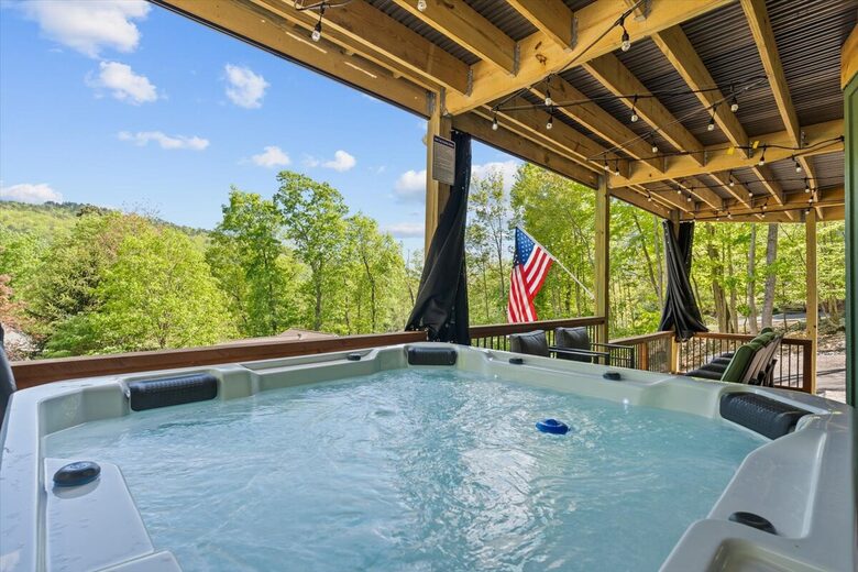 Elegant Escape with Hot Tub, Game Lounge & Theater - Massanutten, Virginia