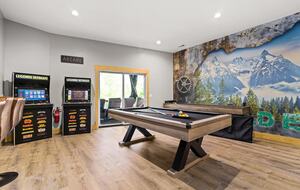 Elegant Escape with Hot Tub, Game Lounge & Theater - Massanutten, Virginia