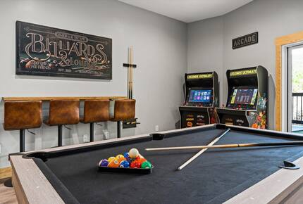 Elegant Escape with Hot Tub, Game Lounge & Theater - Massanutten, Virginia