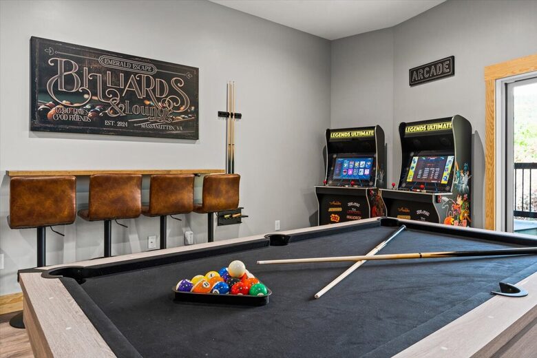 Elegant Escape with Hot Tub, Game Lounge & Theater - Massanutten, Virginia
