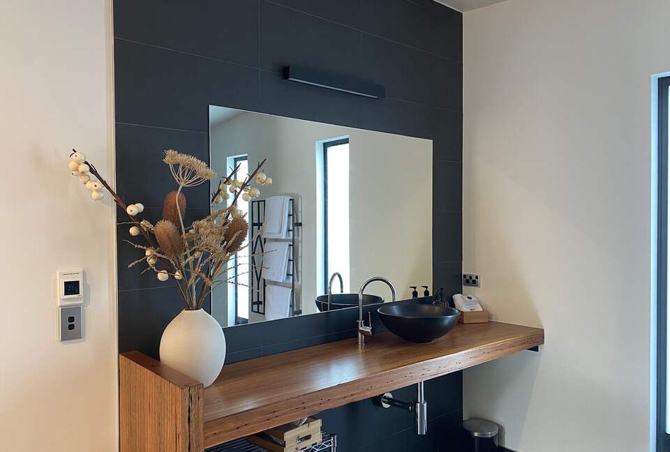 Hillside Retreat Among a Premier Tasmanian Olive Grove - Kellevie, Australia