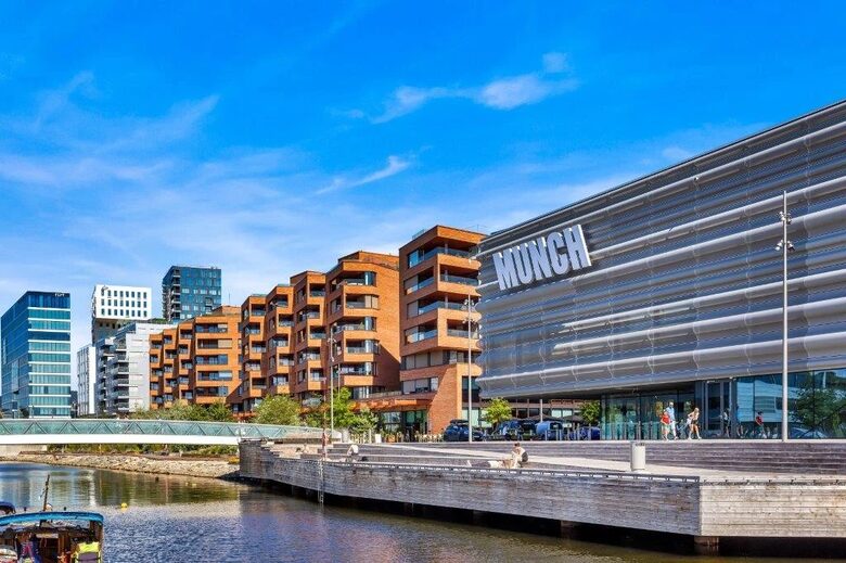 Sophisticated Waterfront Residence with Panoramic Fjord Views - Oslo, Norway