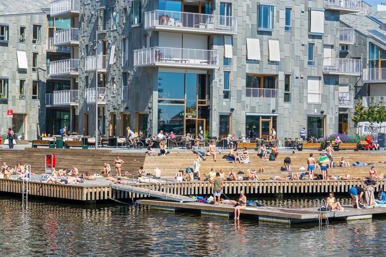 Sophisticated Waterfront Residence with Panoramic Fjord Views - Oslo, Norway