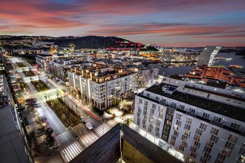 Sophisticated Waterfront Residence with Panoramic Fjord Views - Oslo, Norway