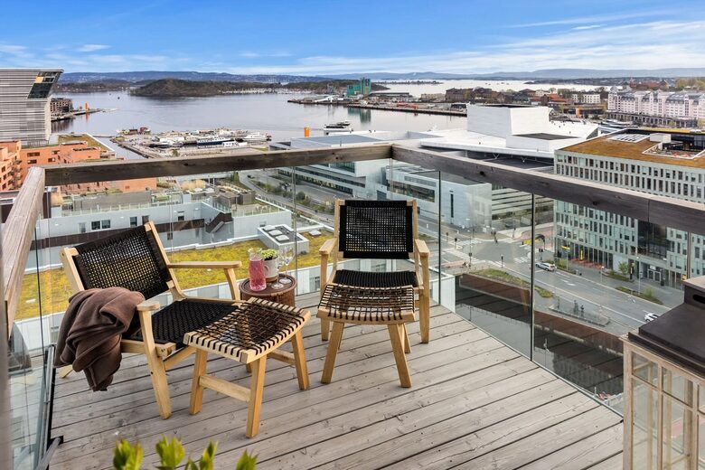 Sophisticated Waterfront Residence with Panoramic Fjord Views - Oslo, Norway