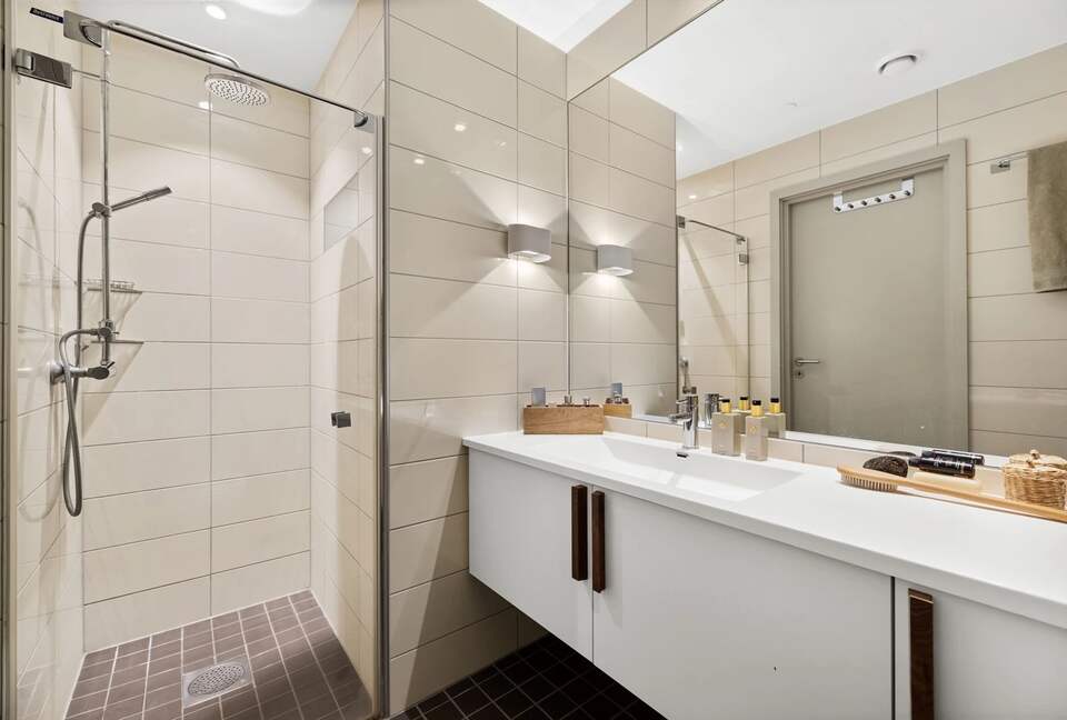 Sophisticated Waterfront Residence with Panoramic Fjord Views - Oslo, Norway