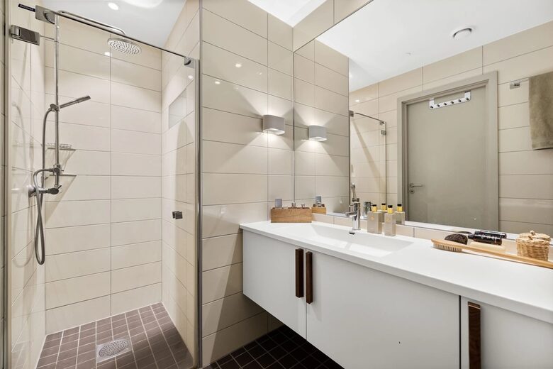 Sophisticated Waterfront Residence with Panoramic Fjord Views - Oslo, Norway