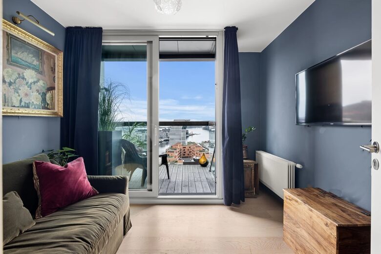 Sophisticated Waterfront Residence with Panoramic Fjord Views - Oslo, Norway