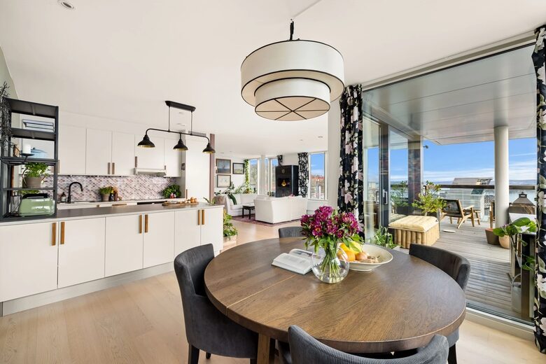 Sophisticated Waterfront Residence with Panoramic Fjord Views - Oslo, Norway