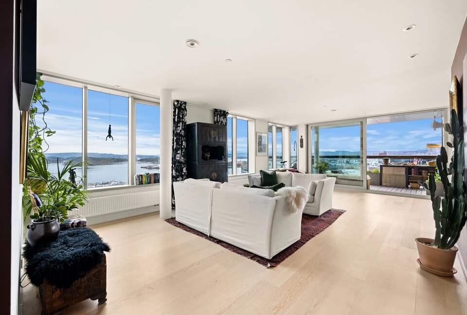 Sophisticated Waterfront Residence with Panoramic Fjord Views - Oslo, Norway