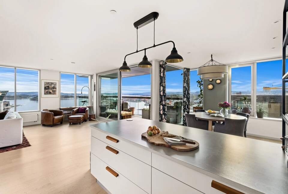 Sophisticated Waterfront Residence with Panoramic Fjord Views - Oslo, Norway