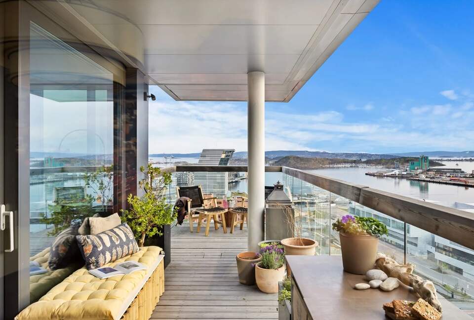Sophisticated Waterfront Residence with Panoramic Fjord Views - Oslo, Norway