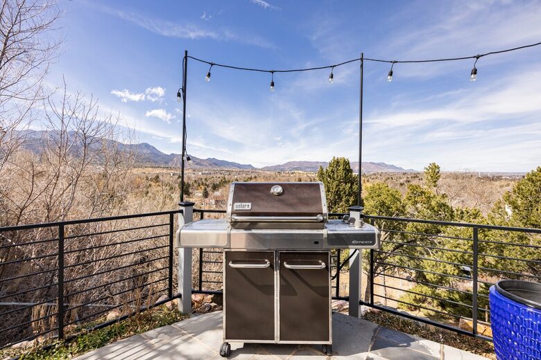 Elevated Mountain Escape Near The Broadmoor - Colorado Springs, Colorado