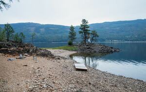 Tranquil Two-Level Retreat on the Shores of Tappen - Tappen, Canada