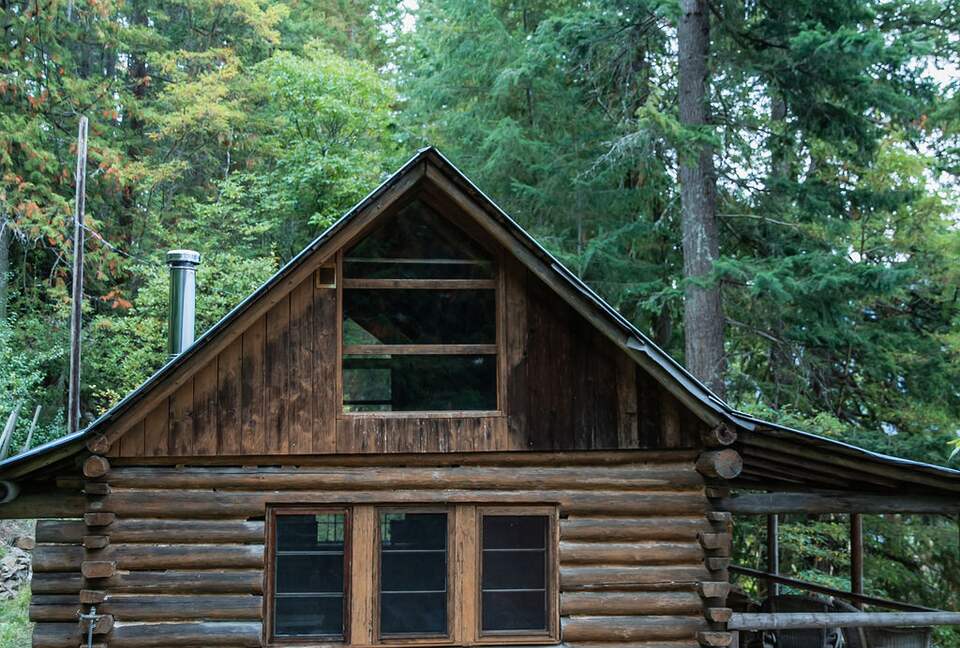 Tranquil Two-Level Retreat on the Shores of Tappen - Tappen, Canada