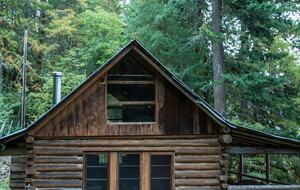 Tranquil Two-Level Retreat on the Shores of Tappen - Tappen, Canada