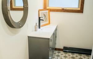 Tranquil Two-Level Retreat on the Shores of Tappen - Tappen, Canada