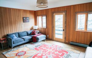 Tranquil Two-Level Retreat on the Shores of Tappen - Tappen, Canada