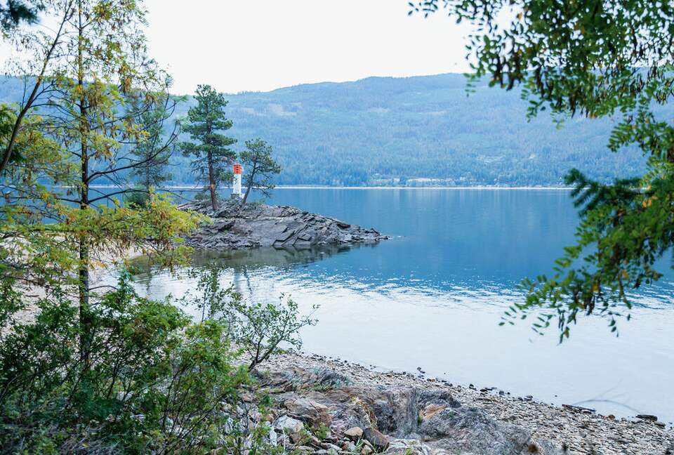 Tranquil Two-Level Retreat on the Shores of Tappen - Tappen, Canada