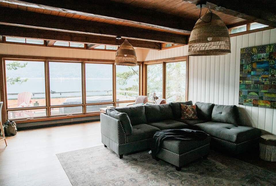 Tranquil Two-Level Retreat on the Shores of Tappen - Tappen, Canada