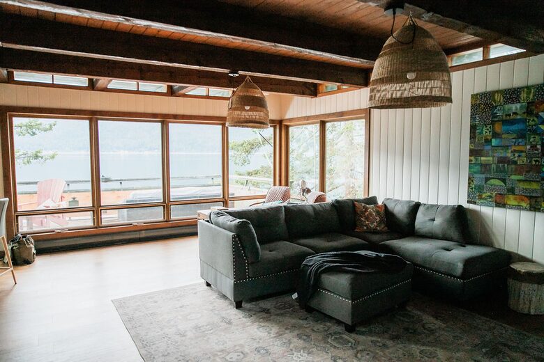 Tranquil Two-Level Retreat on the Shores of Tappen - Tappen, Canada