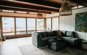 Tranquil Two-Level Retreat on the Shores of Tappen - Tappen, Canada