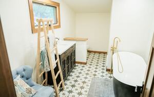 Tranquil Two-Level Retreat on the Shores of Tappen - Tappen, Canada