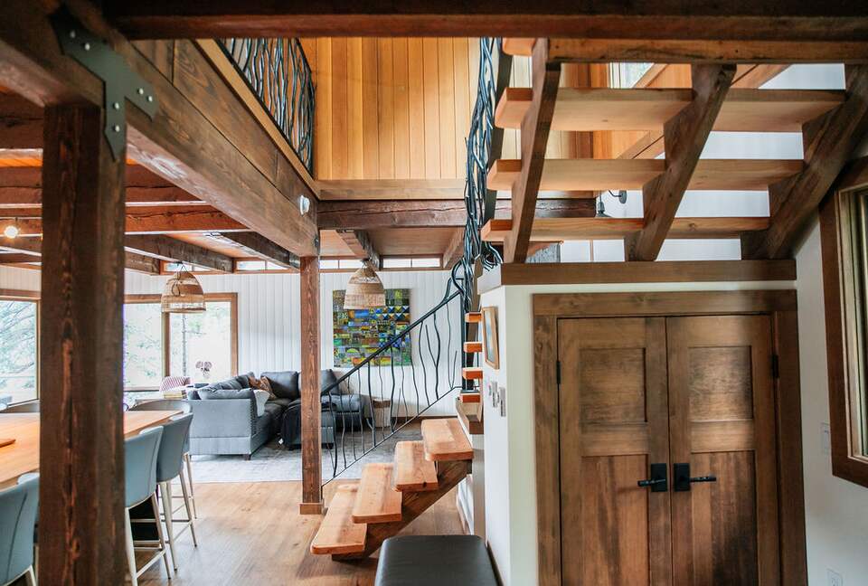 Tranquil Two-Level Retreat on the Shores of Tappen - Tappen, Canada