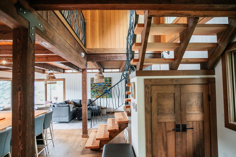 Tranquil Two-Level Retreat on the Shores of Tappen - Tappen, Canada