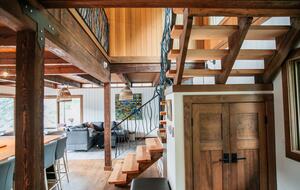 Tranquil Two-Level Retreat on the Shores of Tappen - Tappen, Canada