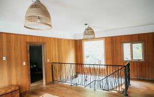 Tranquil Two-Level Retreat on the Shores of Tappen - Tappen, Canada