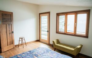 Tranquil Two-Level Retreat on the Shores of Tappen - Tappen, Canada