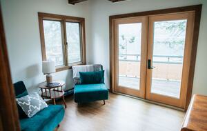 Tranquil Two-Level Retreat on the Shores of Tappen - Tappen, Canada