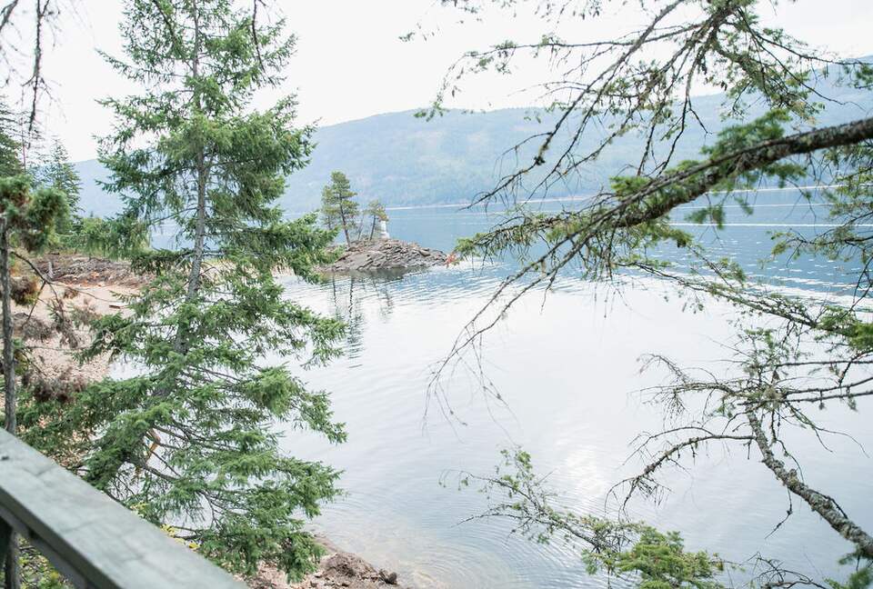 Tranquil Two-Level Retreat on the Shores of Tappen - Tappen, Canada