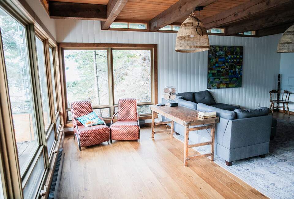 Tranquil Two-Level Retreat on the Shores of Tappen - Tappen, Canada