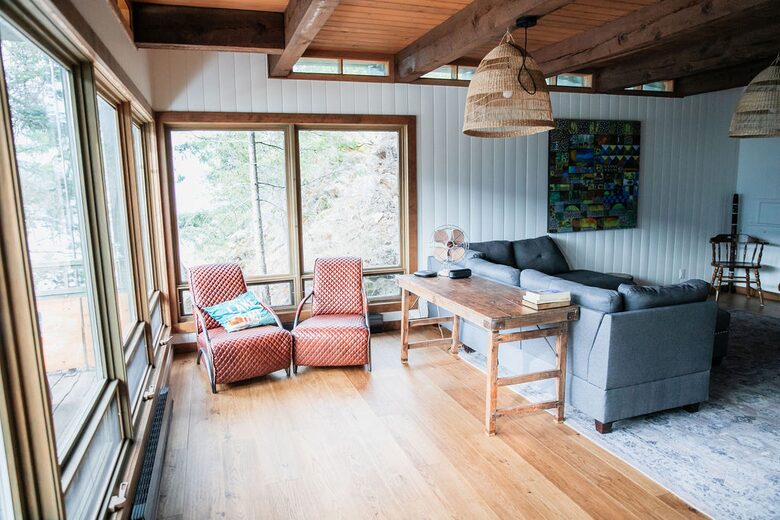 Tranquil Two-Level Retreat on the Shores of Tappen - Tappen, Canada