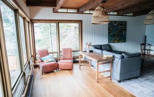 Tranquil Two-Level Retreat on the Shores of Tappen - Tappen, Canada