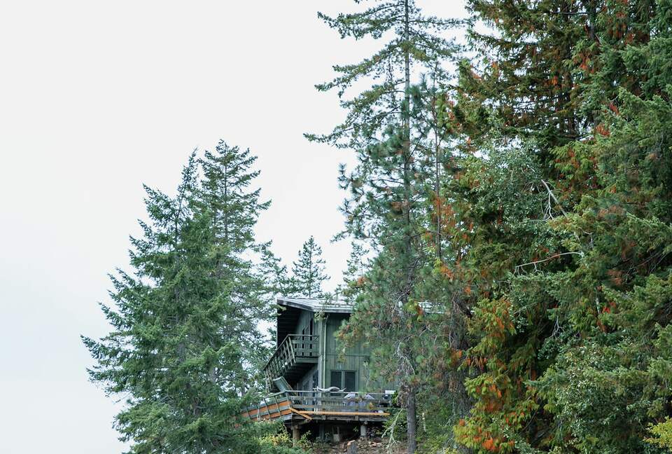 Tranquil Two-Level Retreat on the Shores of Tappen - Tappen, Canada