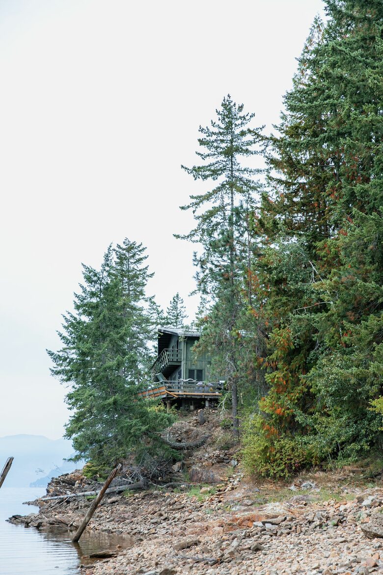 Tranquil Two-Level Retreat on the Shores of Tappen - Tappen, Canada