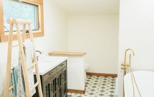 Tranquil Two-Level Retreat on the Shores of Tappen - Tappen, Canada