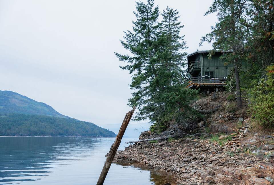 Tranquil Two-Level Retreat on the Shores of Tappen - Tappen, Canada