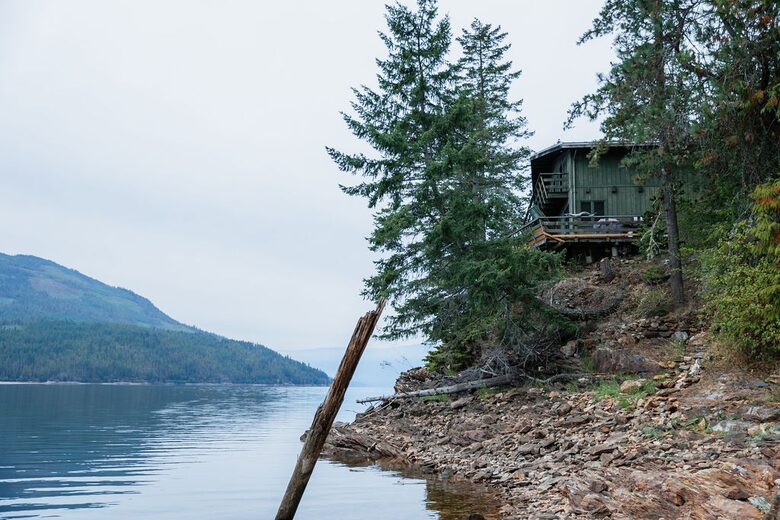 Tranquil Two-Level Retreat on the Shores of Tappen - Tappen, Canada
